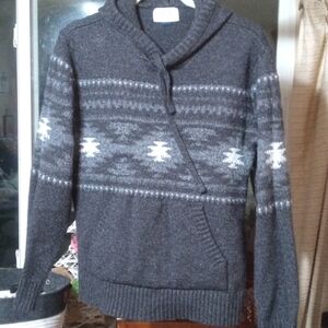 Grey Size M American Eagle Hooded pullover sweater front pocket and snowflakes